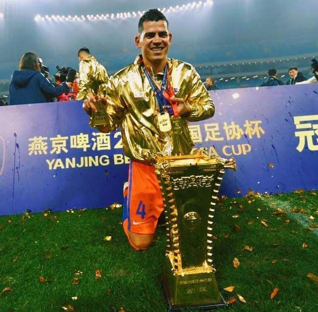 最终全场比赛结束，曼城3-1埃弗顿。
